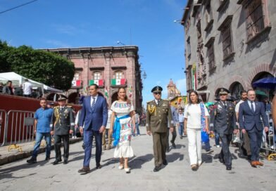 Gobernadora presencia desfile cívico militar en San Miguel en donde destacó el papel histórico de este sitio en la lucha de independencia.