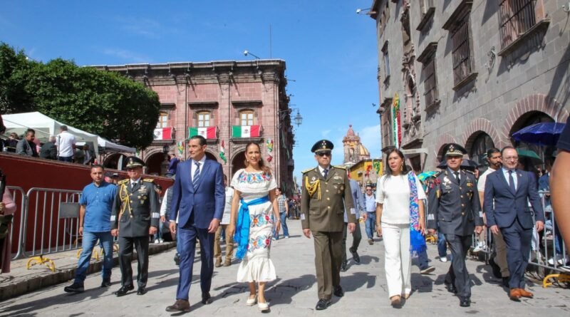 Gobernadora presencia desfile cívico militar en San Miguel en donde destacó el papel histórico de este sitio en la lucha de independencia.