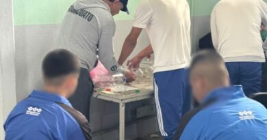 Adolescentes del Centro de Internamiento de Guanajuato convierten materiales reciclables en calentadores solares.