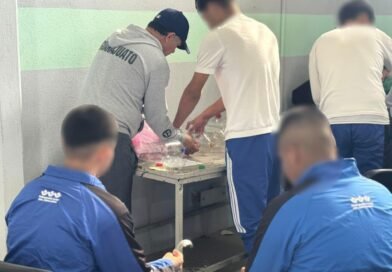 Adolescentes del Centro de Internamiento de Guanajuato convierten materiales reciclables en calentadores solares.