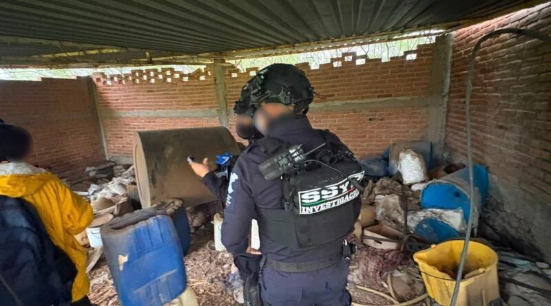 Aseguran autoridades estatales y federales inmueble investigado por presuntos delitos con precursores químicos en Salamanca.