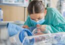 IMSS Guanajuato realiza cirugía de alto riesgo para salvar la vida de madre y su bebé en León.