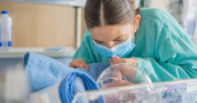IMSS Guanajuato realiza cirugía de alto riesgo para salvar la vida de madre y su bebé en León.