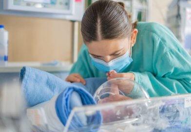 IMSS Guanajuato realiza cirugía de alto riesgo para salvar la vida de madre y su bebé en León.