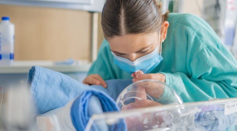 IMSS Guanajuato realiza cirugía de alto riesgo para salvar la vida de madre y su bebé en León.