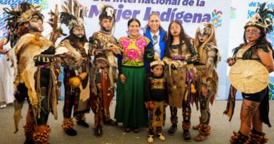Libia Dennise reconoce a las mujeres indígenas de Guanajuato.