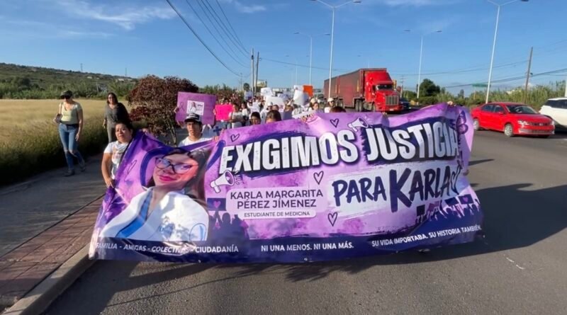 Marchan en Irapuato para exigir justicia por el feminicidio de Karla, estudiante de medicina encontrada muerta en Jalisco.
