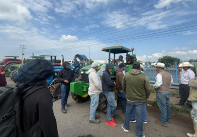 Campesinos ocasionan caos vehicular por bloqueos en tres tramos carreteros de Guanajuato.