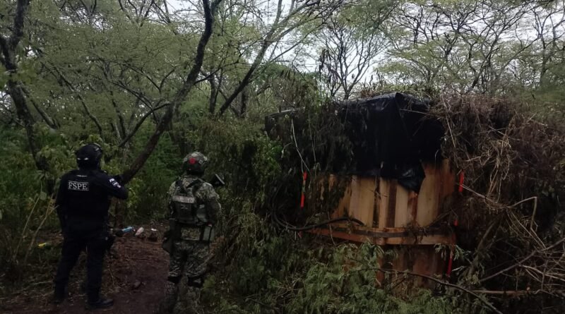 Localizan autoridades estatales y federales 40 mil litros de hidrocarburo en Valle de Santiago.