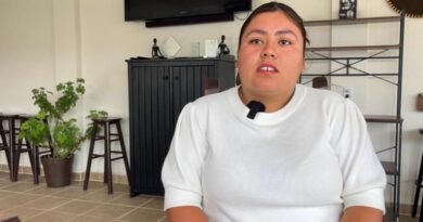 Hijos de migrantes repudian propuesta para eliminar pasaportes a hijos de indocumentados en Estados Unidos.
