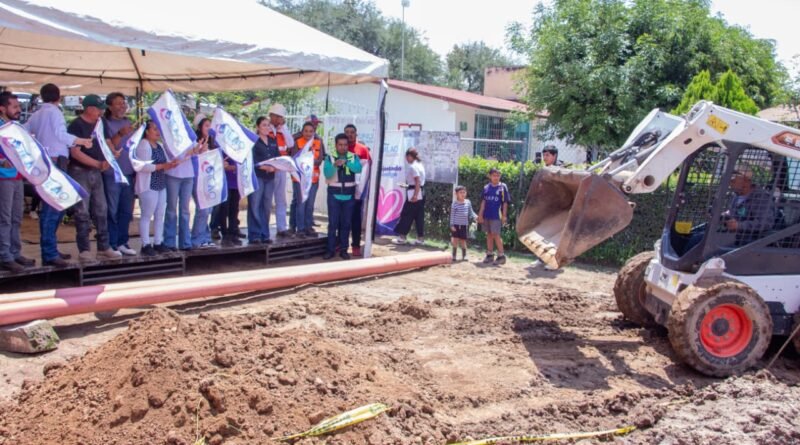 Acaldesa de Silao pone en marcha obras de ampliación de la red de drenaje sanitario en Las Trojes.