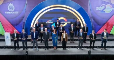 Celebran el 20 aniversario de Guanajuato Puerto interior y reconocen a exgobernadores y ex directores de este sitio.