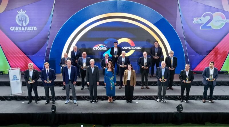 Celebran el 20 aniversario de Guanajuato Puerto interior y reconocen a exgobernadores y ex directores de este sitio.