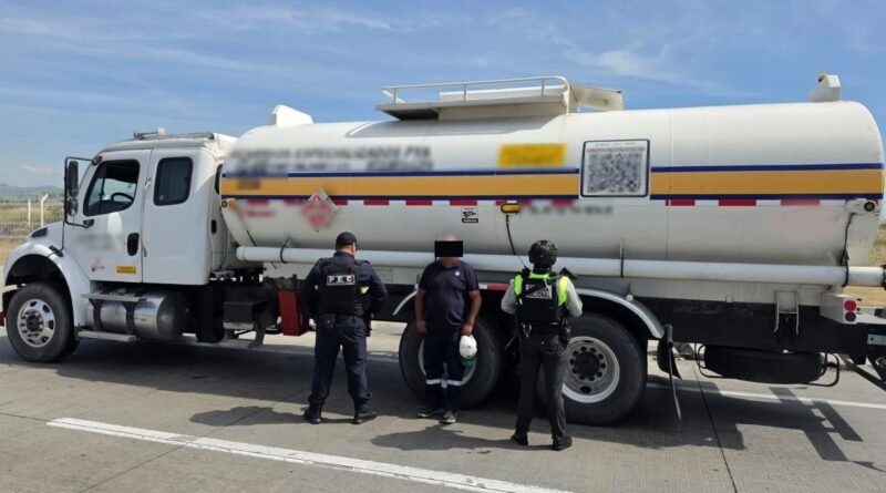 Asegura Policía Estatal de Caminos  20 mil litros de hidrocarburo en Apaseo el Grande.