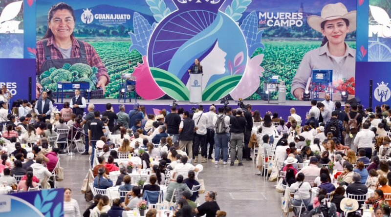 Otorgan apoyos a mujeres campesinas de Guanajuato durante el Día Internacional de la Mujer Rural.