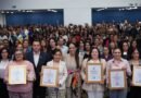 Entrega Libia Dennise reconocimientos a mujeres que acreditaron el programa Redes de Aliadas Digitales.