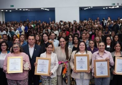 Entrega Libia Dennise reconocimientos a mujeres que acreditaron el programa Redes de Aliadas Digitales.