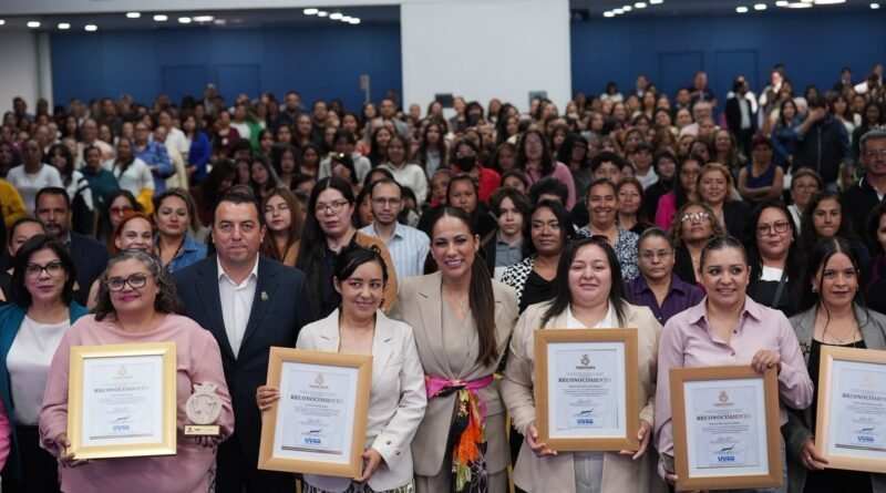 Entrega Libia Dennise reconocimientos a mujeres que acreditaron el programa Redes de Aliadas Digitales.