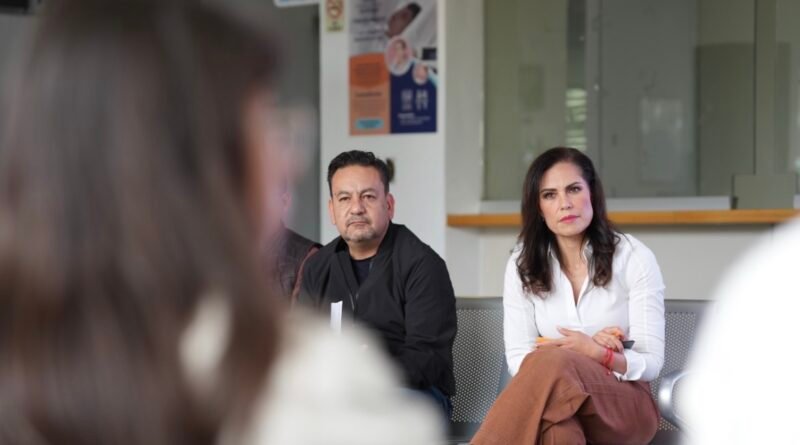 Alejandra Gutiérrez se compromete con estudiantes universitarios a facilitar traslados y atender demandas de seguridad.
