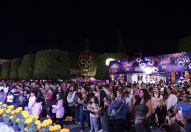 Melanie Murillo pone en marcha el Festival del día de Muertos en el jardín principal de Silao.