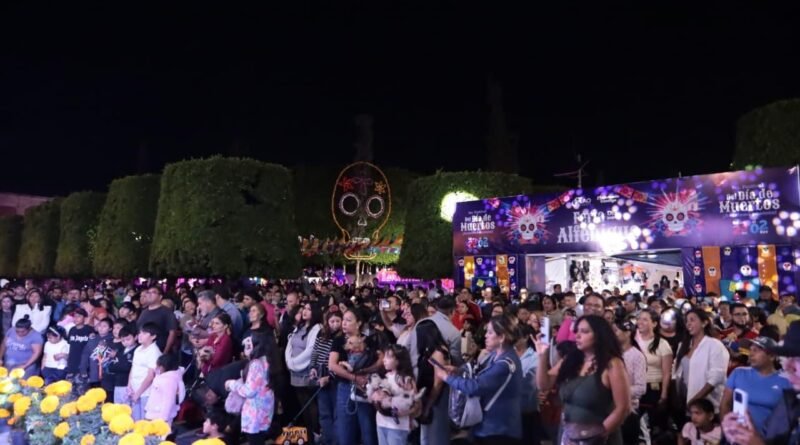 Melanie Murillo pone en marcha el Festival del día de Muertos en el jardín principal de Silao.