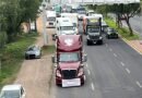 Transportistas bloquean dos carriles del bulevar Aeropuerto durante caravana de protesta en León.