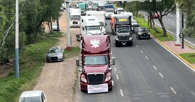 Transportistas bloquean dos carriles del bulevar Aeropuerto durante caravana de protesta en León.