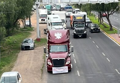 Transportistas bloquean dos carriles del bulevar Aeropuerto durante caravana de protesta en León.