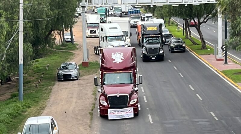 Transportistas bloquean dos carriles del bulevar Aeropuerto durante caravana de protesta en León.