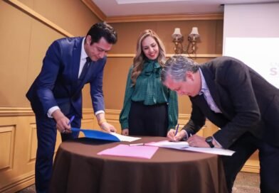 Melanie Murillo y CANACINTRA firman convenio para desarrollo empresarial de pequeños negocios en Silao.