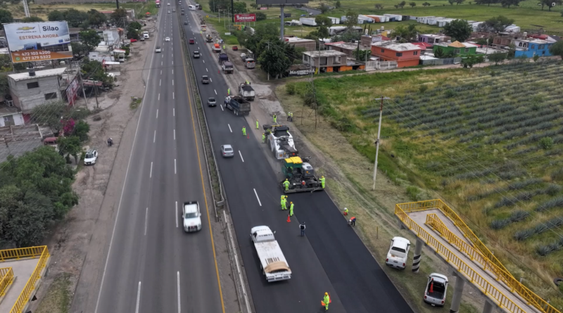 Reencarpetamiento de la carretera Irapuato-León, en la que se utilizan 130 mil llantas, lleva avance del 35 por ciento.