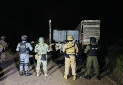 Aseguran camión con reporte de robo y cargado con presunto huachicol en Villagrán.