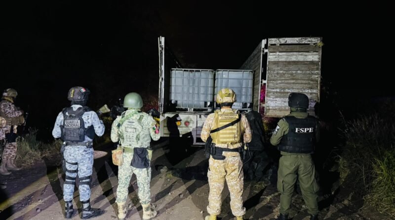 Aseguran camión con reporte de robo y cargado con presunto huachicol en Villagrán.