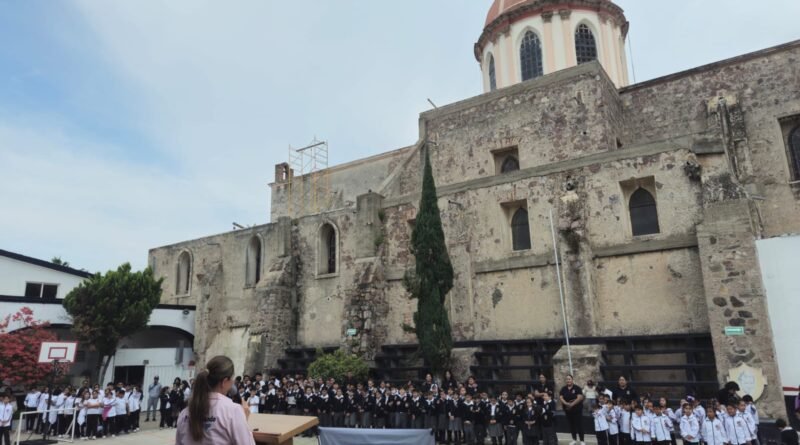 Melanie Murillo participa en conmemoración del Día de la Niña en Colegio Don Bosco, de Silao.